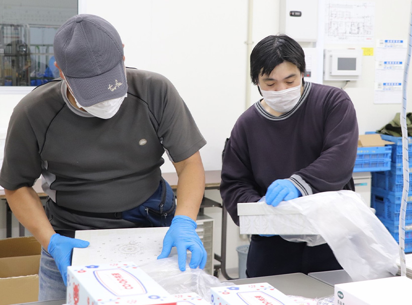 はじめましてBOXの商品詰め作業の写真