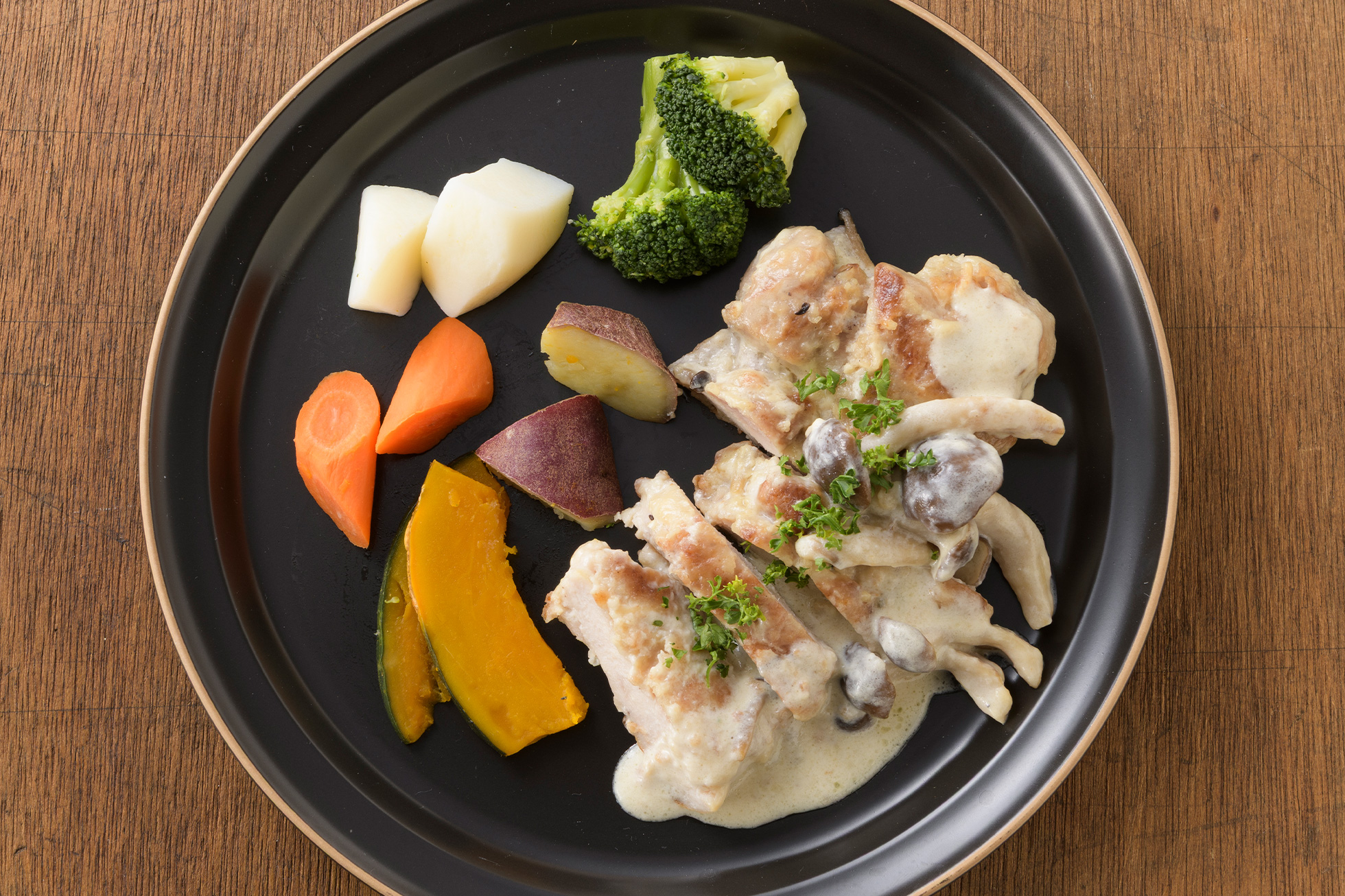 鶏もも肉のソテー　きのこクリームソース