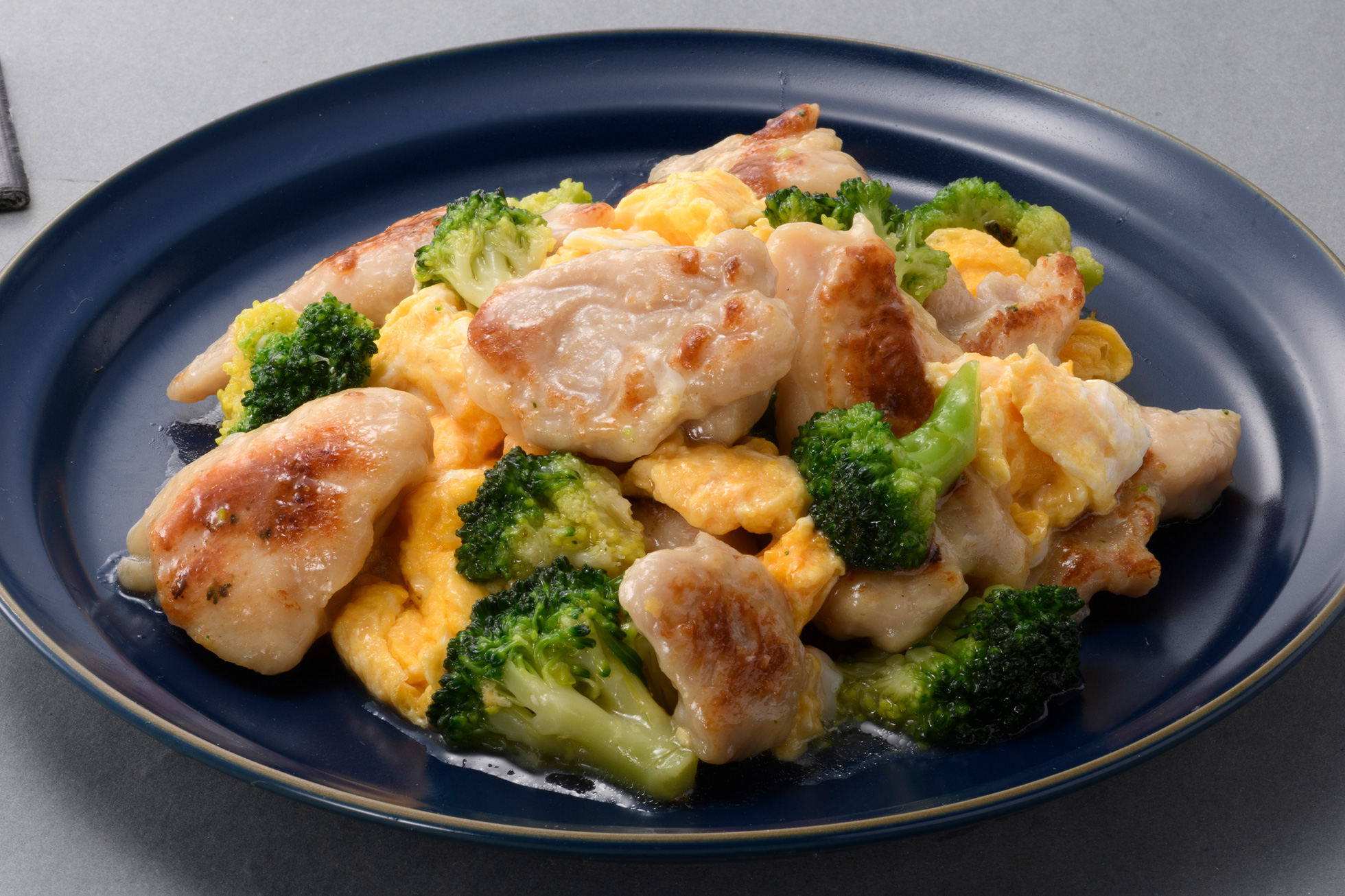 鶏もも肉とブロッコリーのうま塩炒め＋卵