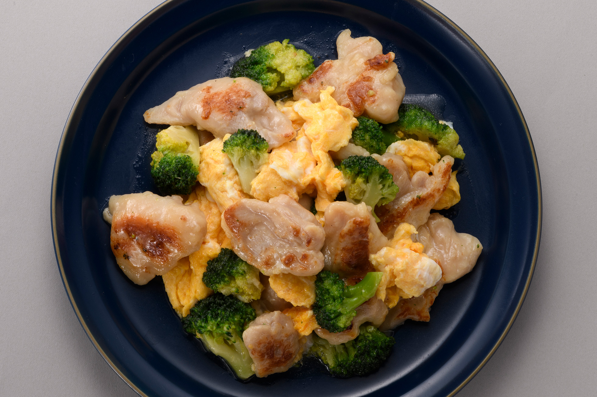 鶏もも肉とブロッコリーのうま塩炒め＋卵